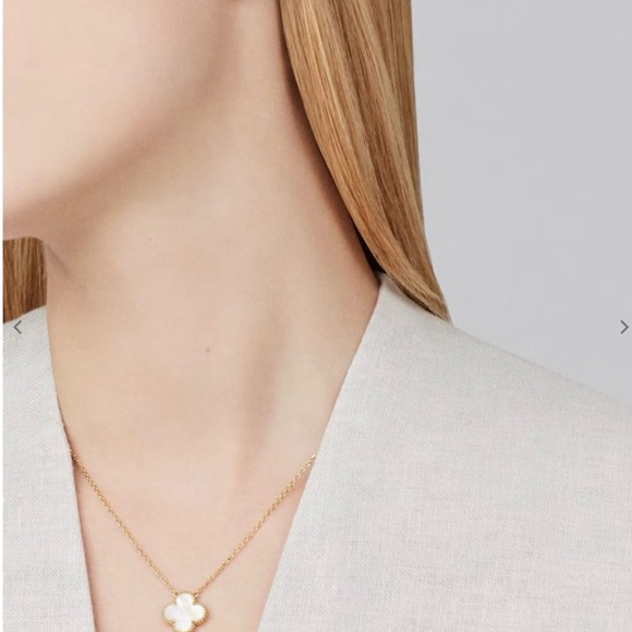 Van Cleef & Arpels Vintage Alhambra Pendant - Picture 3 of 7